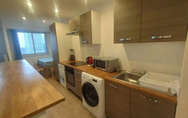 5 mn (450 m) walk Metro/La Defense/3BR/8Pers
