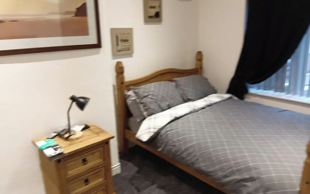 3 Bed House Sleeps 5 - On-site Parking - Smart TVs