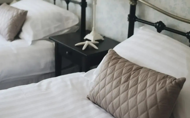 Portrush - Hope Cottage - sleeps 5 guests  in 3 bedrooms