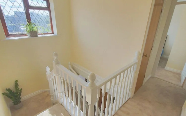 Bright and Spacious Holiday Home in Bradley Stoke