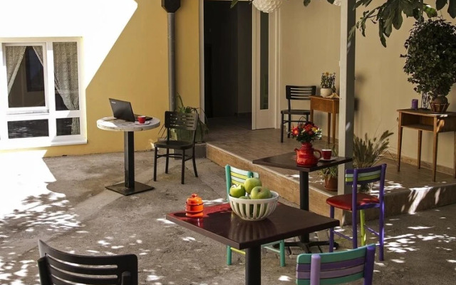Varad Inn Hostel and Cafe