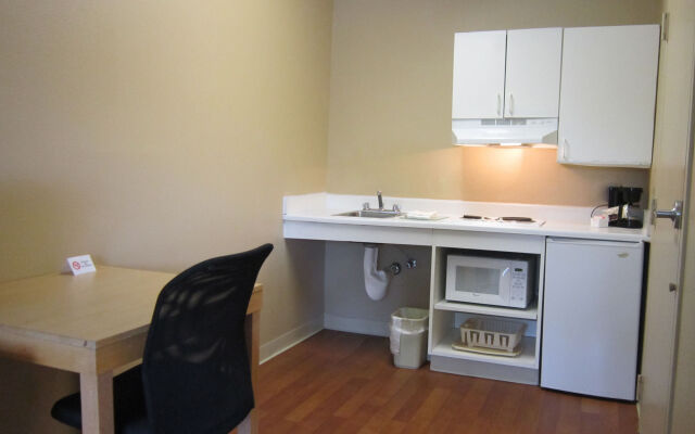 HomeTowne Studios by Red Roof Orlando - UCF Area