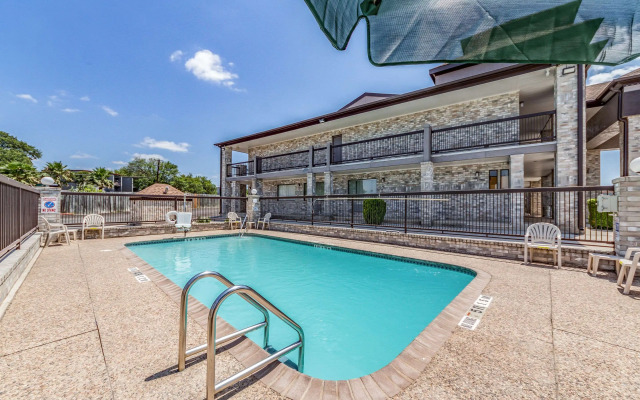 Quality Inn I-10 East near Frost Bank Center