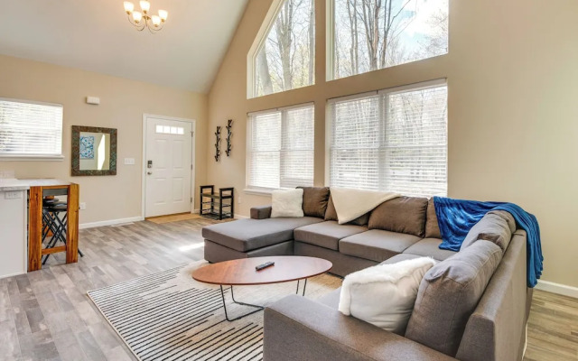 Hike & Ski: Pocono Lake Home w/ Community Perks!