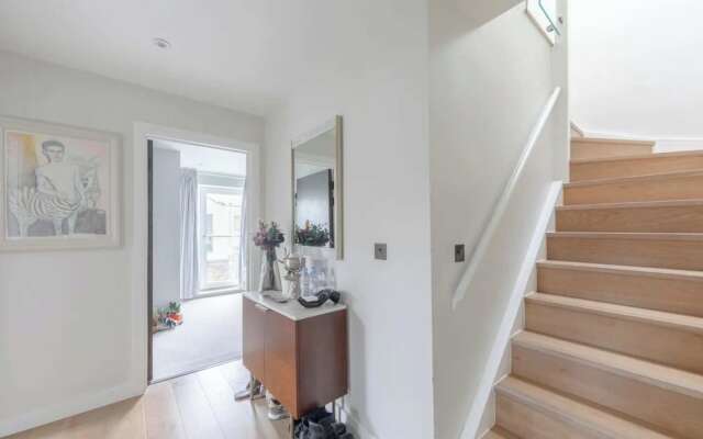 Sleek & Spacious 2BD Flat - Clapham