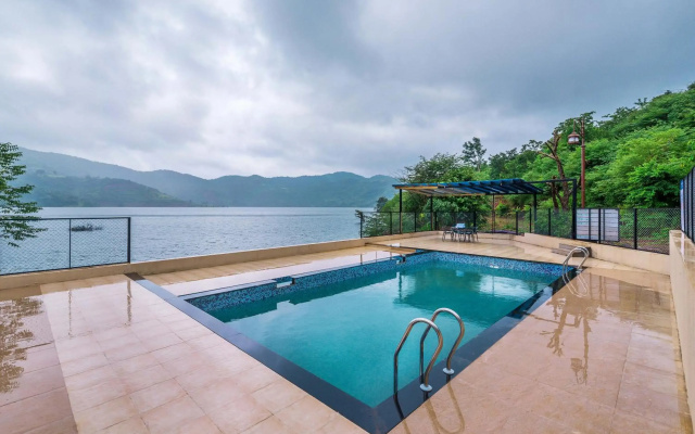 SaffronStays Riverdale, Mulshi - Lakefront villa with pool and mountain view