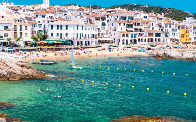 Pineda in Llafranc With 4 Bedrooms and 2 Bathrooms