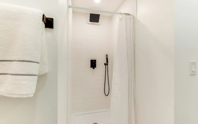 Centrally Located & Pet Friendly: Yonkers Studio!