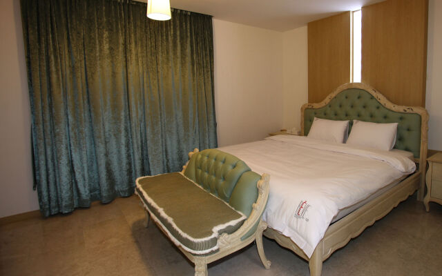 Reve Hotel Suwon