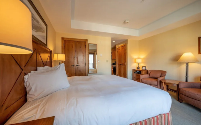 Comfortable Studio Efficiency Unit With Balcony Over Mountaineer Square Condo - No Cleaning Fee! by RedAwning