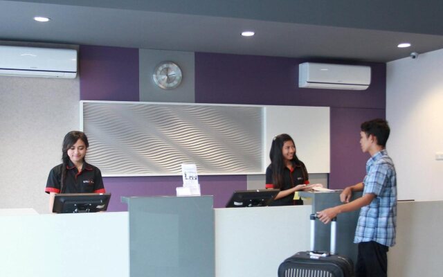 Smile Hotel by RedDoorz
