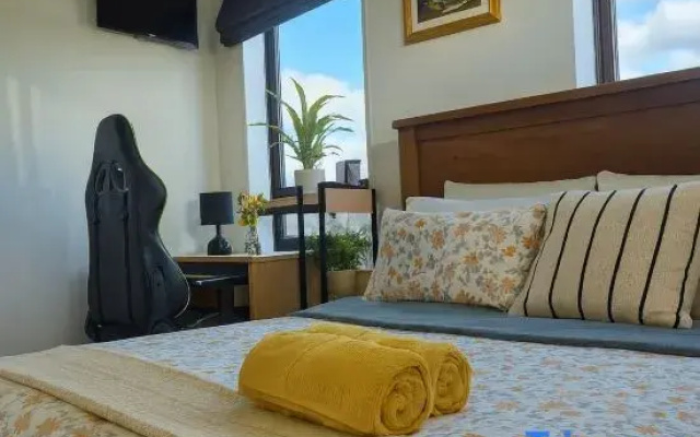 Stylish Suite Near Airport | Pvt Bath + Parking
