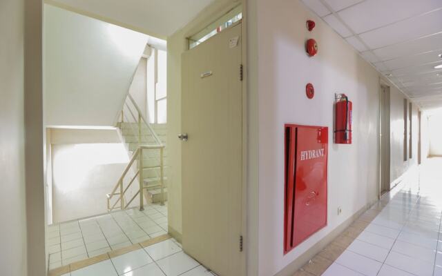 Lauv Room Grand Centerpoint by OYO Rooms