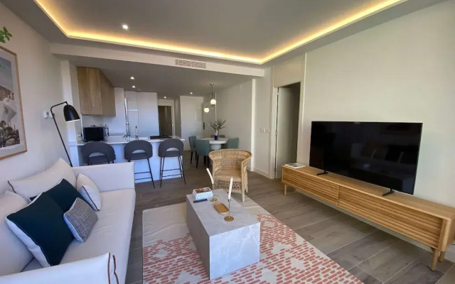 w Stylish 2BR w Sunny Terrace in Chueca