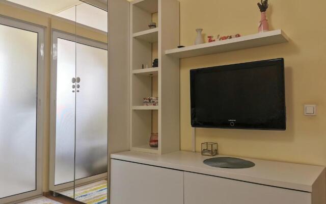Charming Modern Apartment, Minutes from Downtown