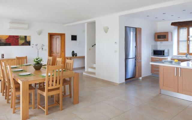 Modern Villa in Baredine with Pool