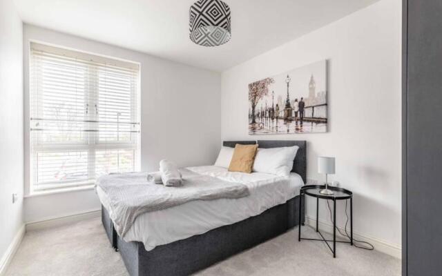 2 Bed & 2 Bath Cosy Apartment Slough- Free Parking