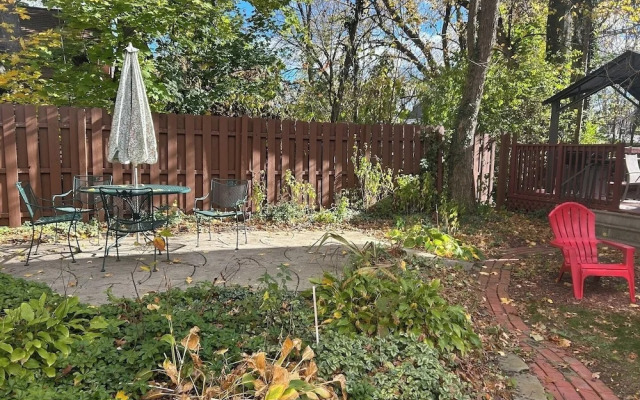 Garden-level 2BR Pet-friendly Near Downtown