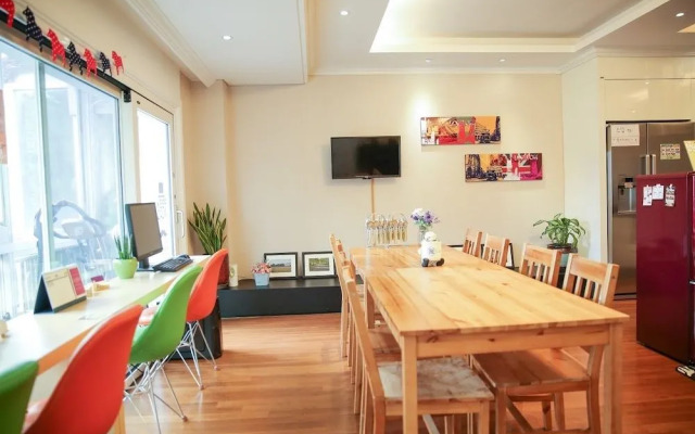 The Wind Blows Guesthouse - Hostel, Caters to Women