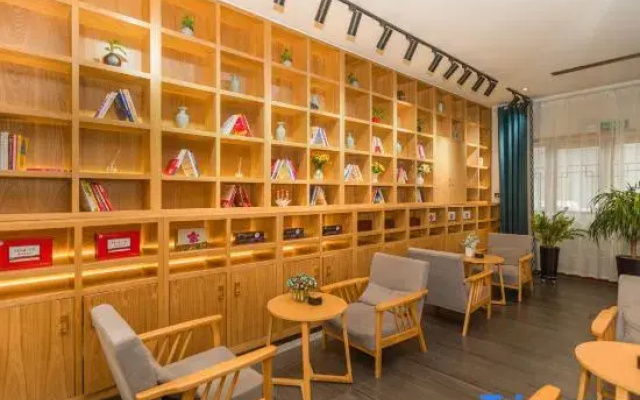 Urumqi Qiqi Jiyou Hotel