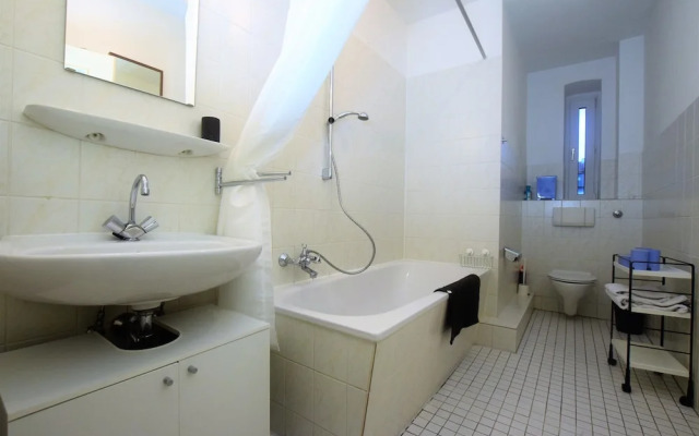 Tolstov-Hotels Large 3 Room Apartment with Garden