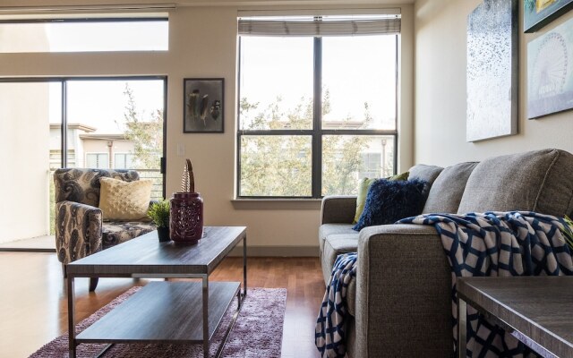 1 BR Apt near Dining Shopping Nightlife by Frontdesk