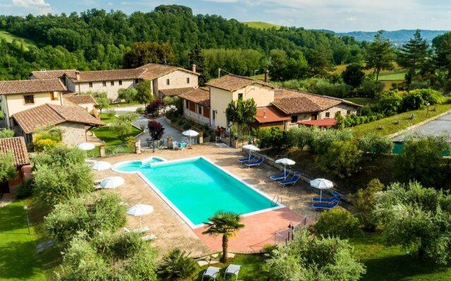 Farmhouse in Perugia with Hot Tub, Swimming Pool, Garden, BBQ