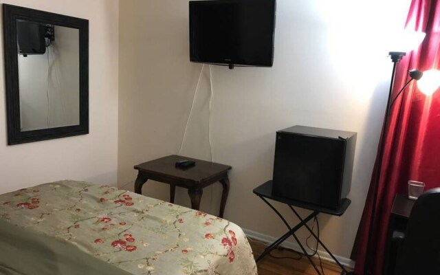 Private Room 2 - Near NYC, EWR & Outlet Mall