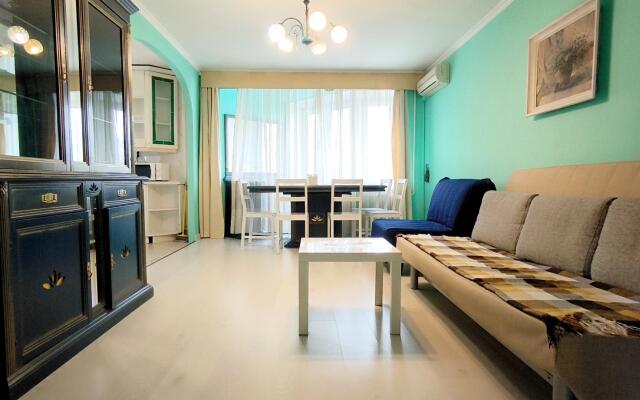 Tverskaya Street (Тверская Стрит) на улице 2-я Бресткая