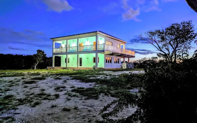 Paradise Cove: Oceanfront Haven With Infinity Pool