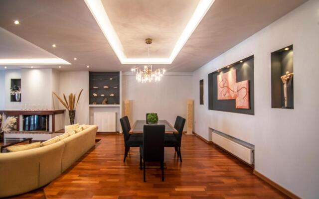 Akrata's Elegant Luxury Suite