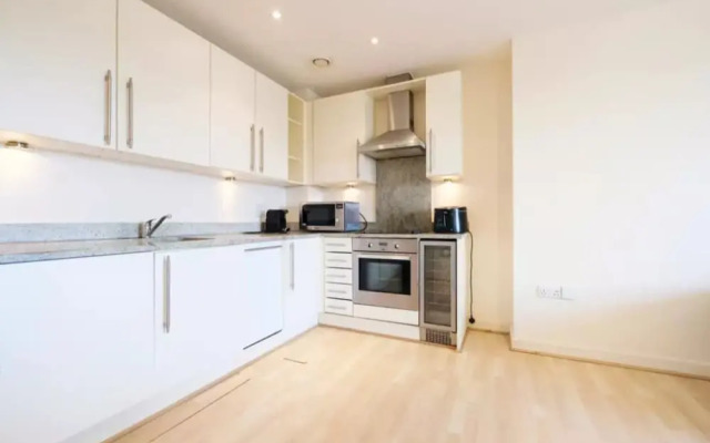 Bright and Spacious 2-bedroom Flat, Sleeps 4