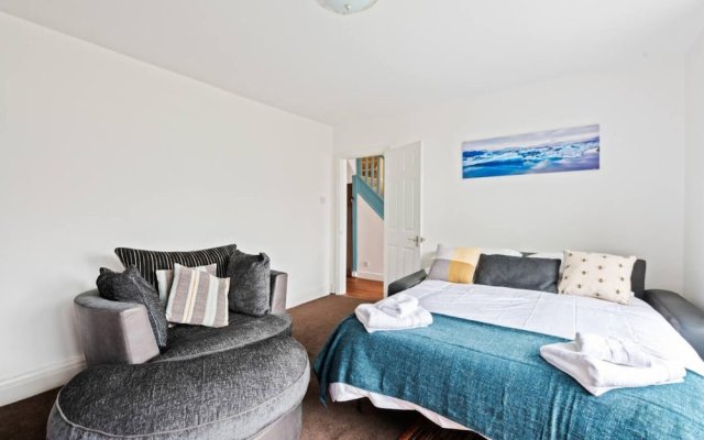 Stunning 5 Bed House in Leeds Contractors Welcome