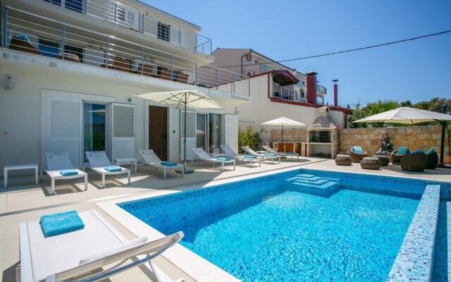 Stunning Villa Avalon for 9 Pool 2 Mins to Beach