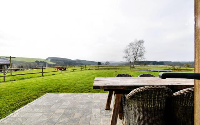 Tranquil Holiday Home in Mont with bubble bath, Terrace, Garden