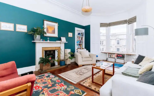 Spacious 3 Bedroom Flat in Edinburgh
