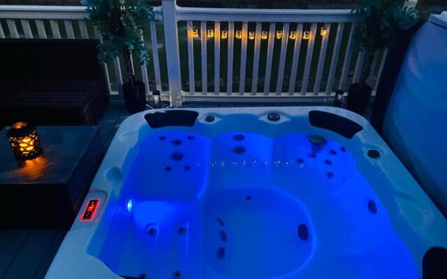 Lakeshore Lodge with Hot Tub