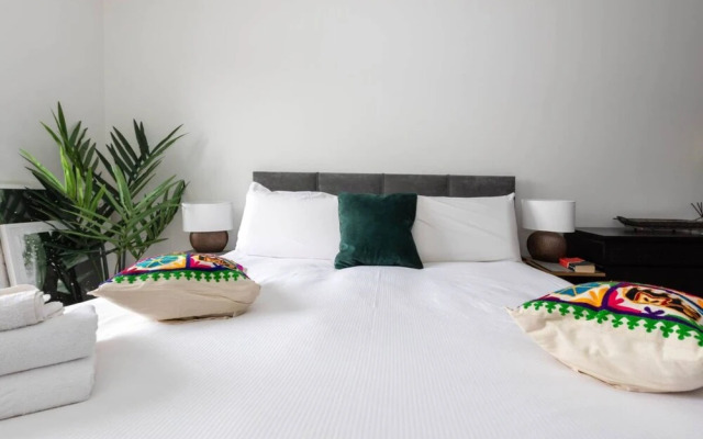 Tranquil & Stylish 1 Bedroom Flat With Private Balcony