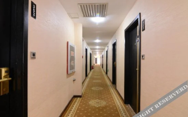 Yahao Business Hotel (Nanjing Olympic Sports Center Daoxiang Music Space Store)