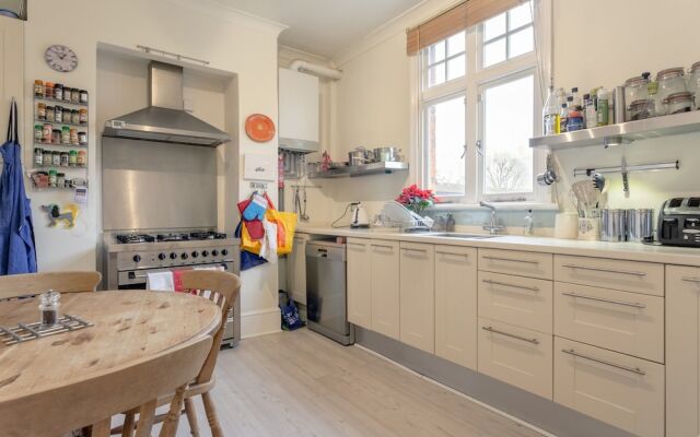Charming 2 Bedroom Apartment Near Battersea