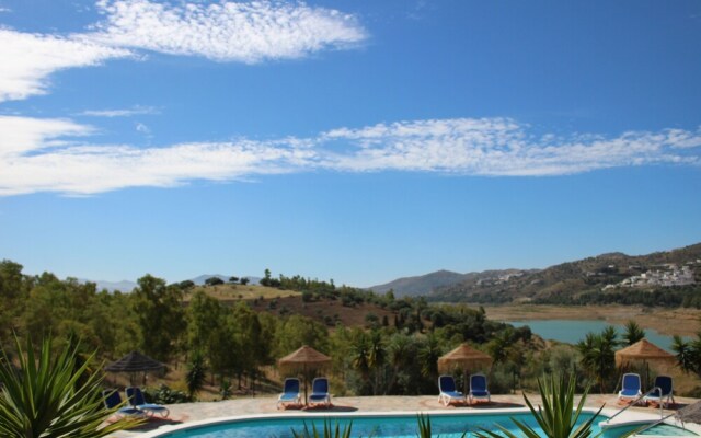 Serene Retreat in Lake Vinuela With Breathtaking Views