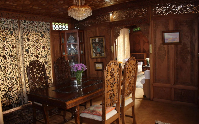 Wangnoo Houseboats