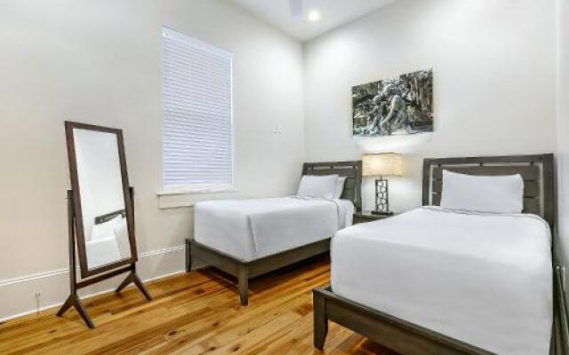 Spacious 3BR on Carondelet by Hosteeva