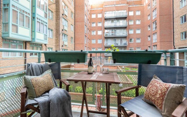 Platinum Apartment in West London 9955