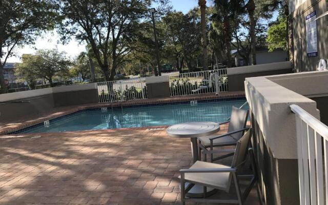 Days Inn & Suites Naples Fl