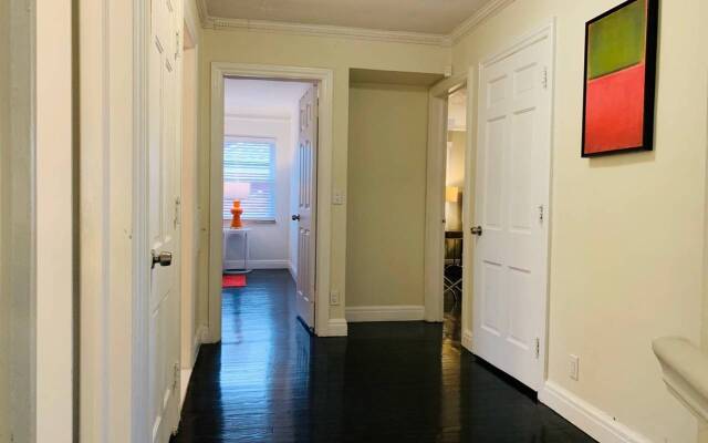 Spacious Luxury home, 5 min to Detroit golf club/ 4 car free parking!