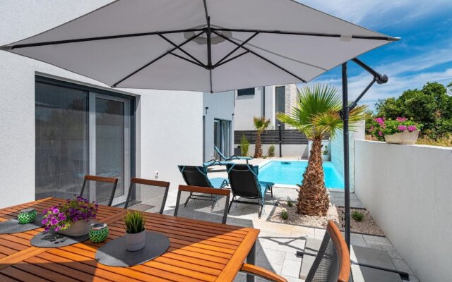 Villa in Zaton With Swimming Pool