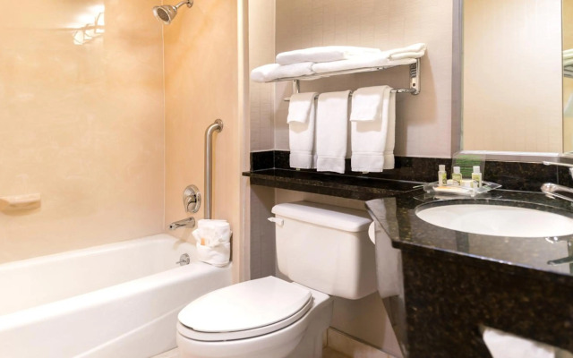 Holiday Inn Hotel & Suites Warren by IHG