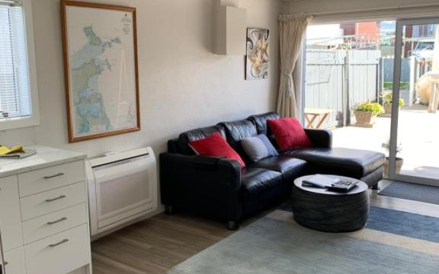 Beside the sea, park up and relax - Just 20 steps to the beach - Wi-Fi & Linen – Guest Rooms – Whitianga