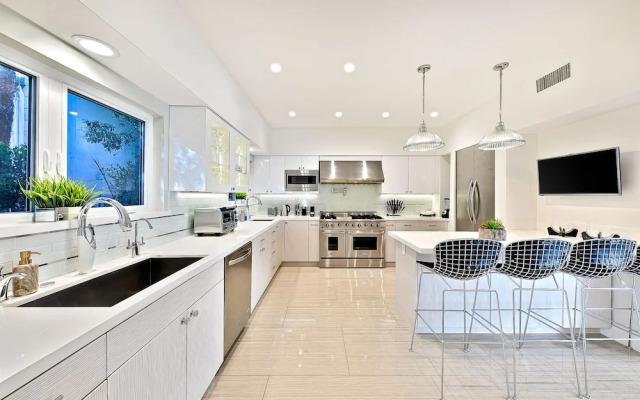 Beverly Hills Luxury Modern Palace